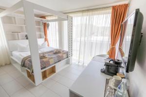 ein kleines Schlafzimmer mit einem Bett und einem Fenster in der Unterkunft Pension Schlossidyll in Wernigerode