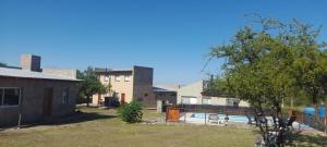 uitzicht op een huis en een zwembad bij cabañas sunrise in Merlo