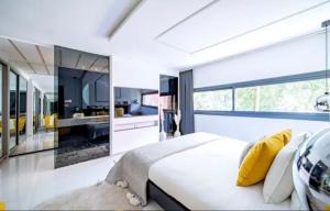 a bedroom with a large bed with yellow pillows at Appartement luxe hivernage in Marrakesh