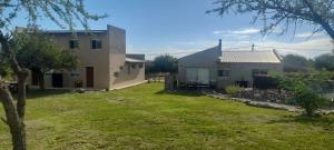 een uitzicht op een huis en een tuin bij cabañas sunrise in Merlo