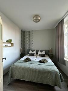 a bedroom with a bed with two towels on it at VillaKrocker - ElbeRadweg trifft WandKunstwerk in Burg bei Magdeburg
