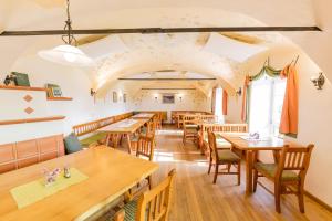 een eetkamer met houten tafels en stoelen bij Winzerhof Strablegg in Großklein