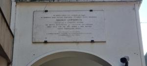 un cartello che si trova sul lato di un edificio di B&B Casa Copernico 63 a Bologna