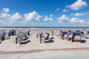een groep ligstoelen op een strand bij Schmidteinander in Norderney