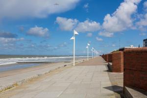 een rij windmolens op het strand bij Schmidteinander in Norderney