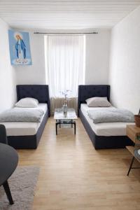 Giường trong phòng chung tại Central Kelkheim apartment near station