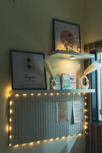 een kamer met een plank met verlichting bij Ikigai Stay 3BHK Duplex in Ujjain