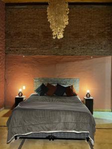 En eller flere senge i et værelse på Sítio Santo Antônio - Chalé com Ofurô + 31 billeder