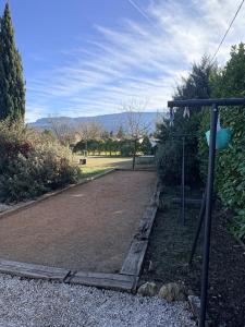 een park met een speeltuin met een schommel bij Villa Entonofa in Nans-les-Pins