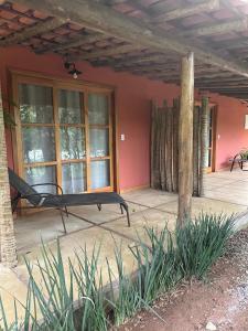 En have udenfor Sítio Santo Antônio - Chalé com Ofurô