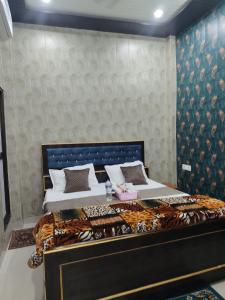 een slaapkamer met een groot bed in een kamer bij Akshayavat Palace in Ayodhya