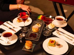 un tavolo con piatti di cibo e tazze di caffè di Raffles Istanbul a Istanbul