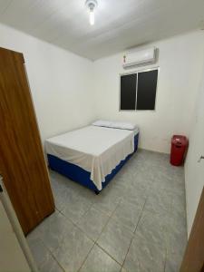 Giường trong phòng chung tại Casa de Praia no Centro de Japaratinga - AL