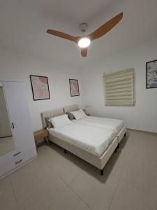 a bedroom with a bed and a ceiling fan at Histadrout street 3 bedrooms central Ashdod in Ashdod