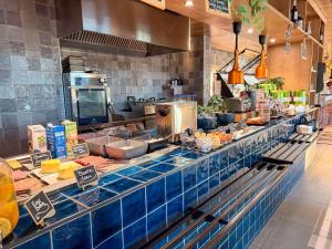 een keuken met een aanrecht met eten erop bij Ibis Lunel Petite Camargue in Lunel