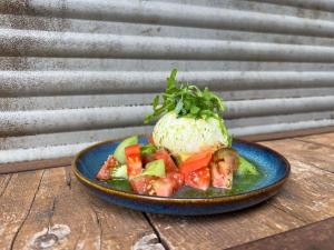 een bord met rijst en groenten op een tafel bij Ibis Lunel Petite Camargue in Lunel