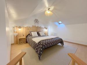 een slaapkamer met een groot bed met een houten hoofdeinde bij La Maison Bonheur - Authentique et Centrale in Cerizay