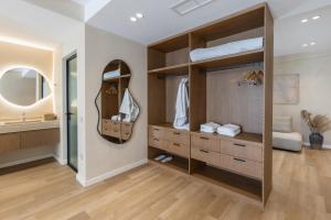 En eller flere senge i et værelse på Ciao Borshi Boutique Hotel + 188 billeder