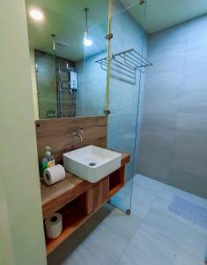 Koupelna v ubytování The Cliffhouse Samboan