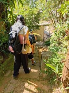 een man met een rugzak die over een pad loopt bij Teirack Rosis Wish in Kandy +24 foto's