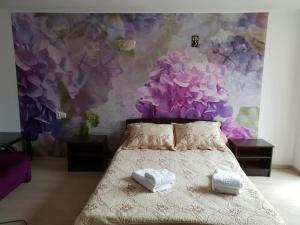 Giường trong phòng chung tại Pensiunea Ciobanelu