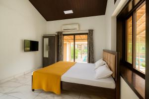 En eller flere senge i et værelse på Swarnika Resort