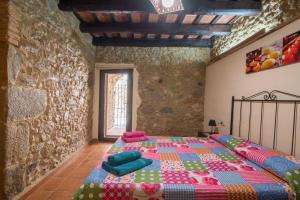 En eller flere senge i et værelse på Can Cometes