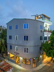 een appartementencomplex met de woorden 'ana synergy' erop. bij Sunway Ukulhas in Ukulhas