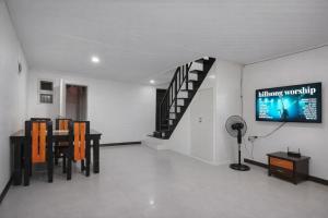 TV/trung tâm giải trí tại Clark International Airport Xevera Whiz Staycation Duplex Townhouse with Two Rooms