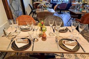 einen Tisch mit Gläsern und Servietten darüber in der Unterkunft Au Coeur d'Alle by Belvilla in Alle + 32 Fotos