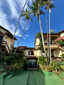 una casa con palme e un vialetto di Pousada Vila Verde a Olivença