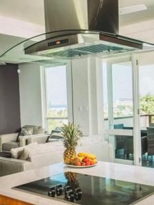 eine Schale mit Obst auf einem Tisch in einer Küche in der Unterkunft Spectacular views Atlantic Ocean in Basseterre