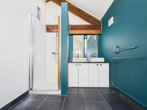 un bagno con doccia e lavandino di The Old Granary Country-retreat a Burton Agnes Altre 27 foto