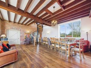 un soggiorno con tavolo e sedie di The Old Granary Country-retreat a Burton Agnes