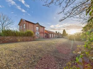 un'immagine di un edificio in mattoni con un vialetto di The Old Granary Country-retreat a Burton Agnes