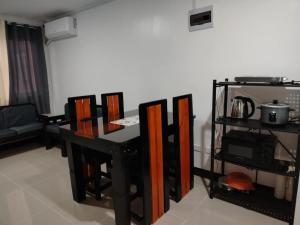 Nhà bếp/bếp nhỏ tại Clark International Airport Xevera Whiz Staycation Duplex Townhouse with Two Rooms +2 ảnh