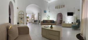 a living room with a couch and a table at Casa Madame Aïcha in Sousse