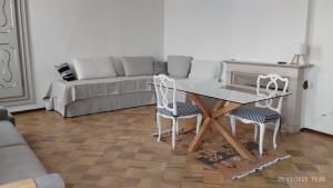 a living room with a table and a couch at FuoriPorta Affitti Brevi - L'Appartamento della Musica in Parma