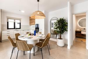 a kitchen and dining room with a white table and chairs at Villa Sara-Princesa Ico in Tías