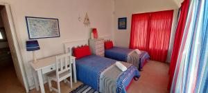 una camera da letto con due letti, un tavolo e una scrivania di The River House - Sundays River - Addo Park South 5 min a Colchester Altre 28 foto