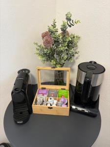 Příslušenství pro přípravu čaje a kávy v ubytování Danube Rooms Abteistrasse