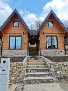 een boomhut met een trap daarheen bij Vikendica Neven 3 in Popovići