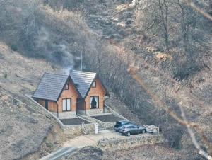 een auto geparkeerd voor een klein huis bij Vikendica Neven 3 in Popovići