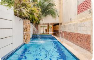 a swimming pool in a house with a fountain at Casa con Piscina Privada Playas del Mar in Cartagena de Indias