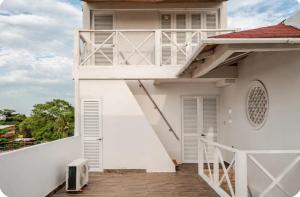 a white house with a balcony with a porch at Casa con Piscina Privada Playas del Mar in Cartagena de Indias