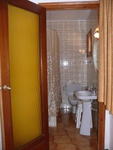 a bathroom with a sink, toilet and bathtub at Hostal Muntanya in Artesa de Segre