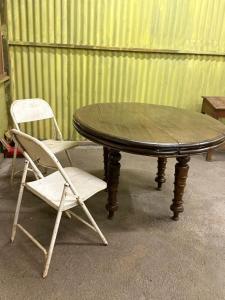 een houten tafel en twee stoelen en een tafel en stoelen bij Citadel Resort in Panchgani