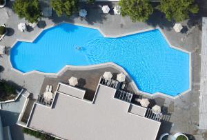 an overhead view of a large swimming pool at Kiotari Miraluna Beach Resort in Kiotari