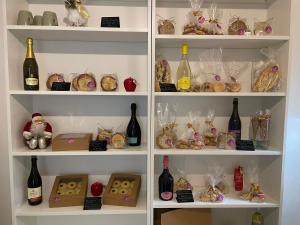 einen Kühlschrank mit vielen Flaschen Wein in der Unterkunft R&B MiDora Montale in Montale