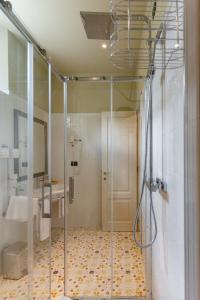 een badkamer met een douche met een glazen deur bij Cappuccina Country Resort in San Gimignano